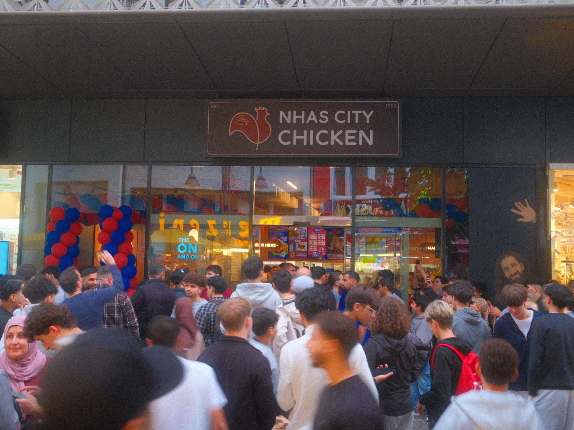 Andrang vor der Nhas City Chicken Filiale in der Breite Straße 29 in Köln